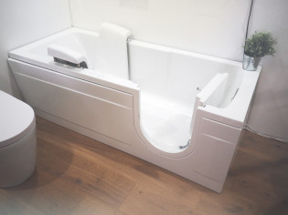 Badewanne mit Einstieg in einem Badezimmer