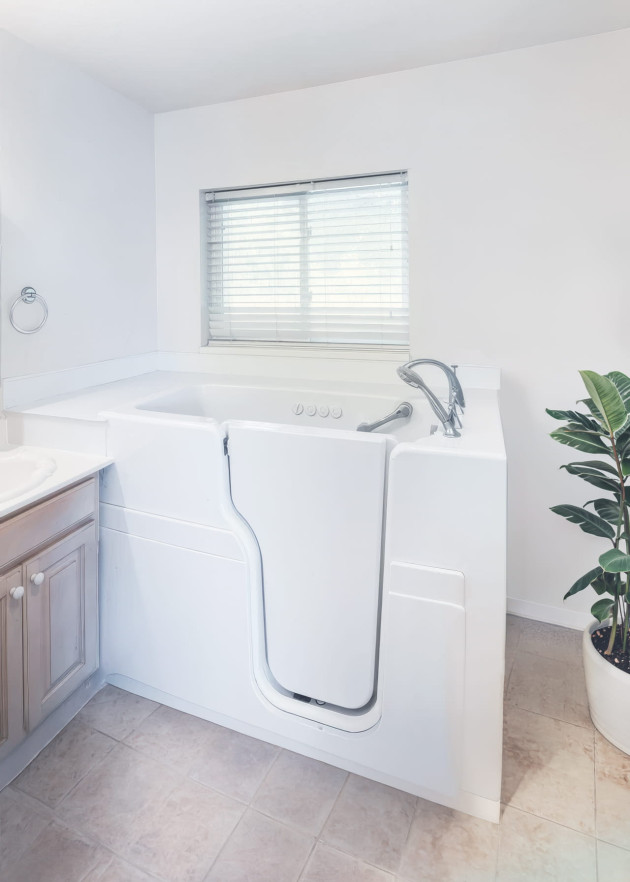 Sitzbadewanne im Badezimmer