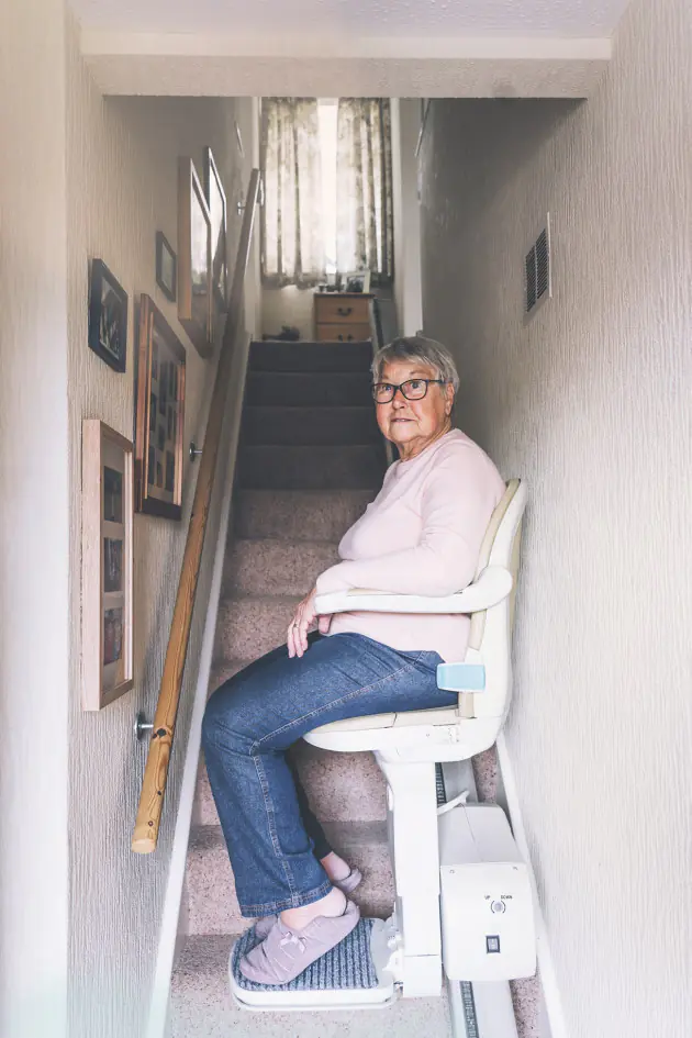 Person fährt auf einem auf Sitzlift