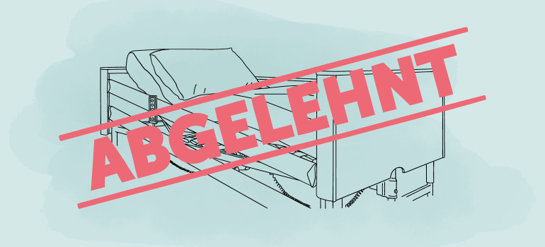 Ein Schriftzug "Abgelehnt" vor einem Pflegebett.