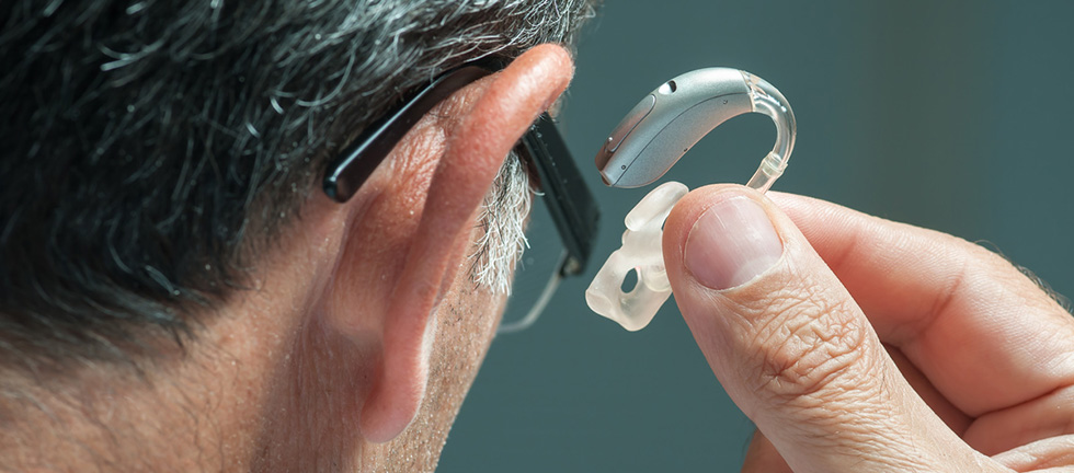 Hörgeräte » Unsichtbare Hörhilfen im oder hinter dem Ohr Pflege.de