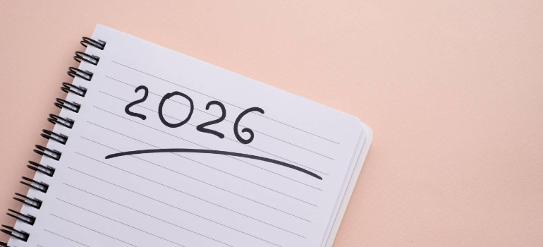 Ein Notizblick, auf dem die Zahl 2026 steht