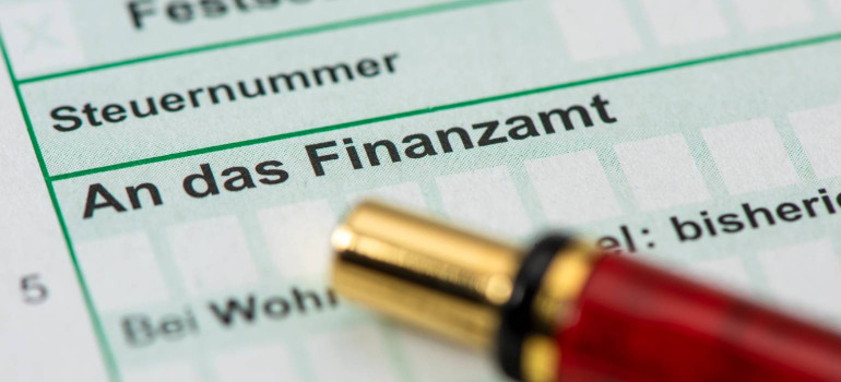 Ein Stift liegt auf einem Steuerformular