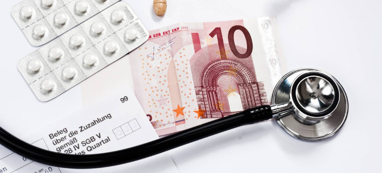 Medikamente, ein Stethoskop und ein 10-Euro-Schein