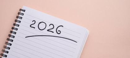 Ein Notizblick, auf dem die Zahl 2026 steht